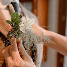 Cargar imagen en el visor de la galería, Botones florales para novios