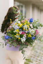 Cargar imagen en el visor de la galería, Ramo de flor de temporada
