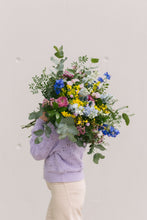 Cargar imagen en el visor de la galería, Ramo de flor de temporada