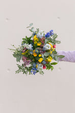 Cargar imagen en el visor de la galería, Ramo de flor de temporada
