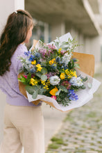 Cargar imagen en el visor de la galería, Ramo de flor de temporada