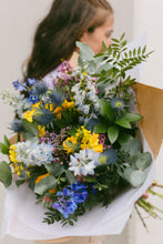 Cargar imagen en el visor de la galería, Ramo de flor de temporada