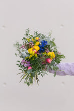 Cargar imagen en el visor de la galería, Ramo de flor de temporada