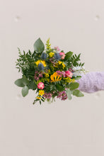 Cargar imagen en el visor de la galería, Ramo de flor de temporada

