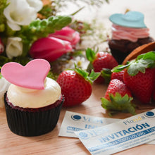 Cargar imagen en el visor de la galería, Ramo de flores, cup cakes VELVET, fresas y 2 entradas de cine.
