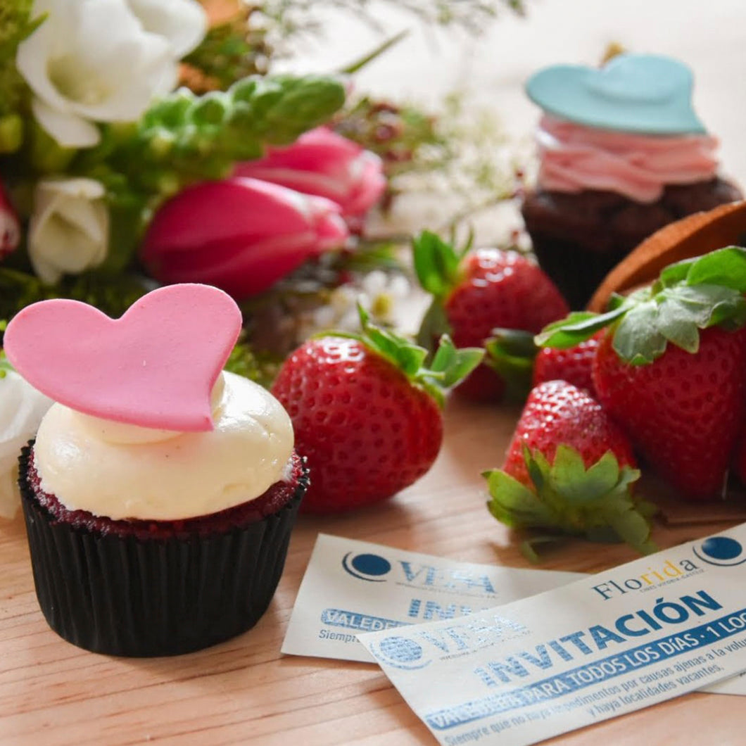 Ramo de flores, cup cakes VELVET, fresas y 2 entradas de cine.
