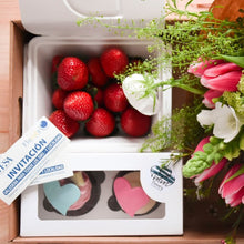Cargar imagen en el visor de la galería, Ramo de flores, cup cakes VELVET, fresas y 2 entradas de cine.
